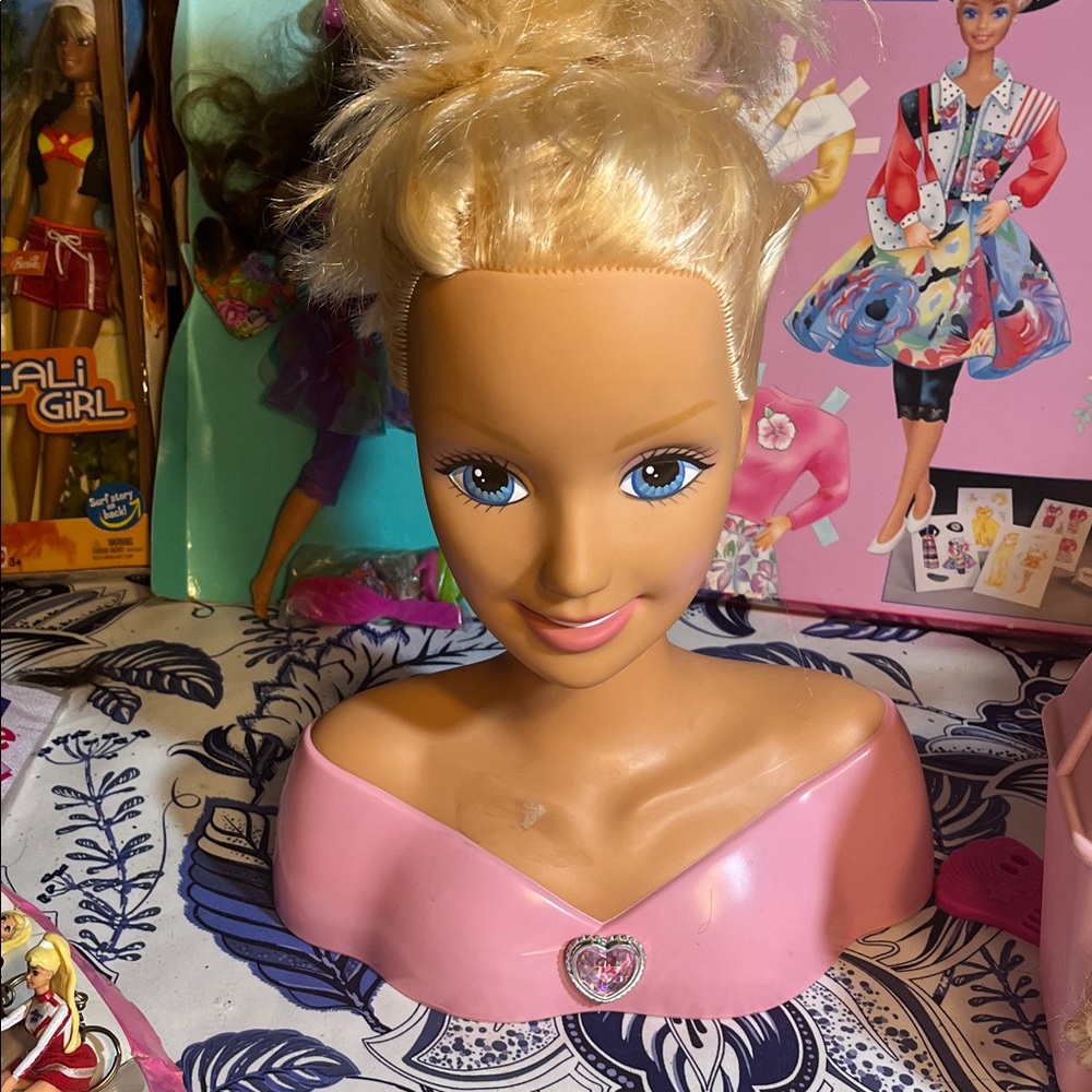 Talking Vintage Barbie Blonde Styling Head with Pink Outfits (Vintage)